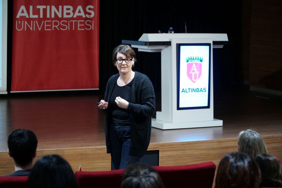 “YAPAY ZEKÂ O KADAR DA ZEKİ DEĞİL, TOPLUMDAKİ ÖNYARGILARI TEKRARLIYOR”