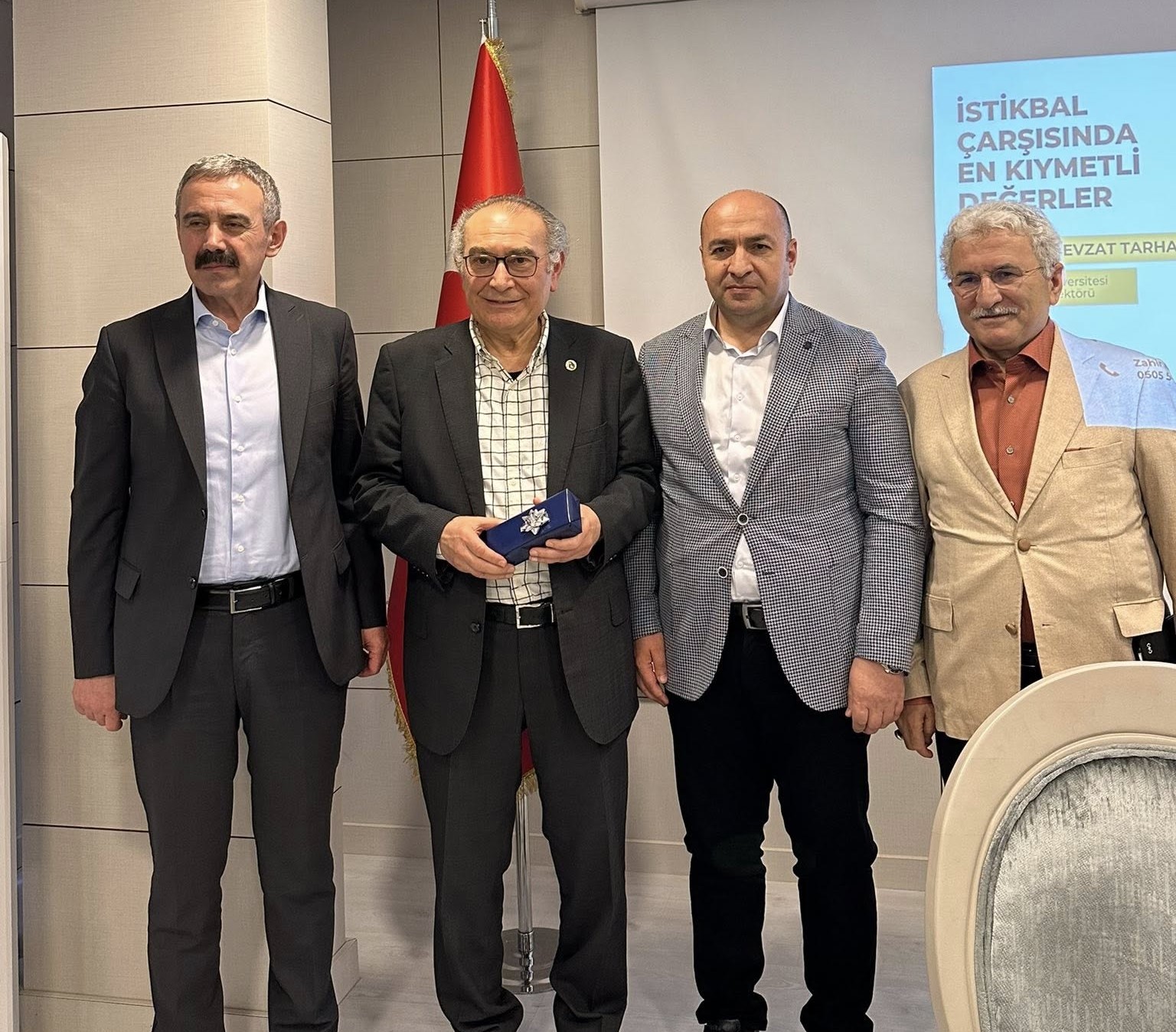 MUŞ EĞİTİM VE KALKINDIRMA VAKFI PROF. DR. NEVZAT TARHAN’I KONUK ETTİ