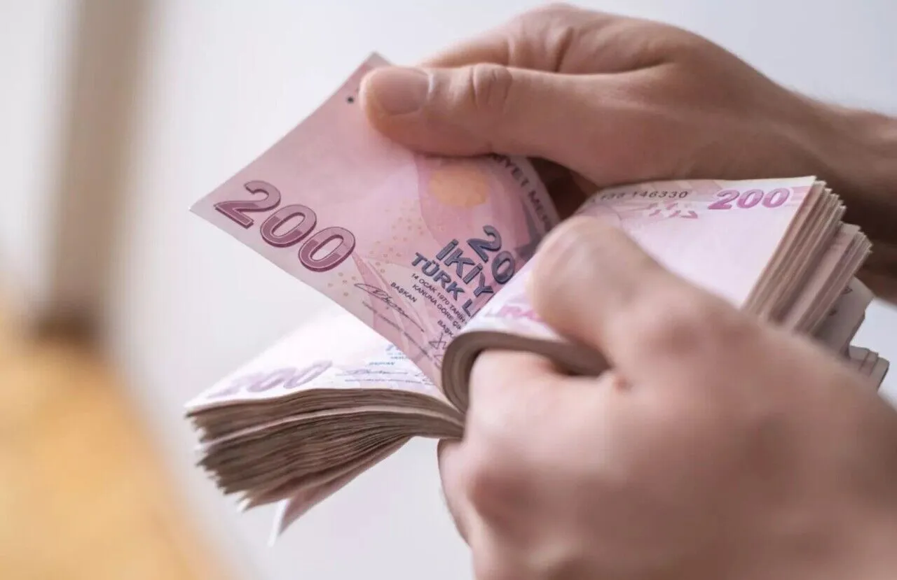 SAVAŞ VE SIKI PARA POLİTİKASI KREDİ BÜYÜMESİNİ DURDURMADI
